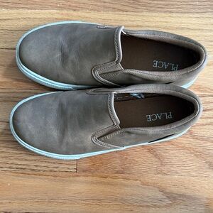 Children’s Place Boys Slip-On Loafers in Brown with White Sole size 4